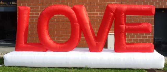 "LOVE" lettrage en gonflable
