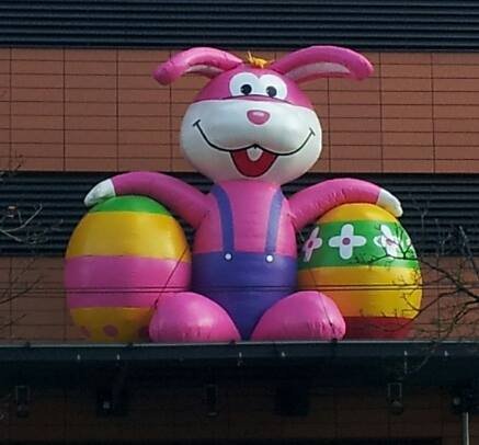 Mascotte Lapin de Pâques et Oeufs